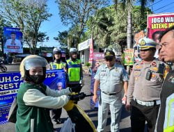 Tertib Berlalulintas Saat Ops Patuh Candi, Pengguna Jalan Mendapat Souvenir dari Satlantas Polresta Pati