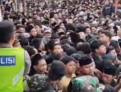 Rela Berdesakan Ribuan Orang Untuk Mendapatkan Nasi Jangkrik, Tradisi Buka Luwur Kangjeng Sunan Kudus