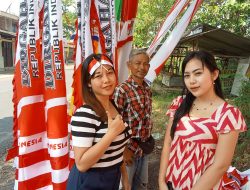 Suka Duka Kisah Pedagang Bendera Musiman Di Jalan Raya Kudus-Jepara Asal Bandung