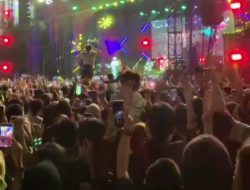 Tumpah Ruah Puluhan Ribu Penonton Saksikan Konser Wali Band Dalam HUT Kudus ke 475