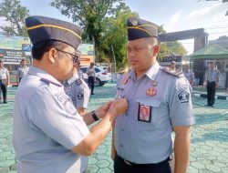 Ciptakan Zona Bebas dari Korupsi: Penyematan Tanda Penghargaan di Apel Pagi Lapas Pati