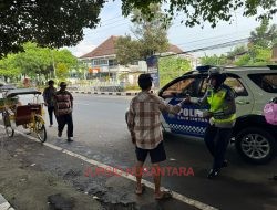 Sentuh Masyarakat Dengan Jumat Berbagi, Polisi Edukasi Tertib Berlalu Lintas di Pati