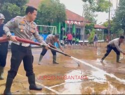 Wujud Kepedulian Polres Kudus Gelar Bakti Sosial, Bersihkan Lumpur di SMK NU Ma’arif 3 Kudus
