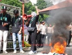 Puluhan Mahasiswa HMI Tiba-tiba Geruduk Kantor DPRD Kudus, Demo Indonesia Gelap