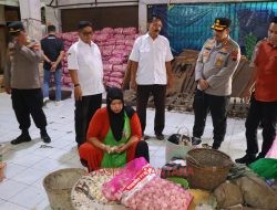 Dinas Perdagangan Kudus Sidak Minyakita di Pasar dan Pantau Stok Bakpokting Jelang Idul Fitri 1446 H