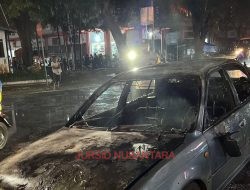 Respon Cepat Polsek Pati Amankan dan Bantu Padamkan Kebakaran Mobil di Perempatan Puri