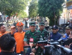Aksi Mulia Pasca Demo, Anggota Kodim 0718/Pati Berjibaku Dengan Masyarakat Bersihkan Sampah.