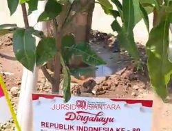 Berjejer Ratusan Pohon Buah Didepan Pendopo Kudus, Ucapan HUT RI Ke-80, Termasuk Dari SMP 2 Gebog