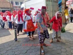 Peringatan HUT RI Ke-80, Pedagang Pasar Kliwon Pawai Keprihatinan Omzet Turut Hingga 70 Persen