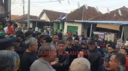 Ratusan Warga Padamenak Tuntut Kadesnya Mundur