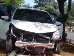 Kepanikan Pengemudi Pemula Berujung Petaka, Mobil Tabrak Trotoar Hingga Ringsek di Balai Jagong Kudus