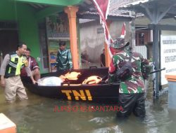 Babinsa Koramil 05/Jakenan Evakuasi Warga Terdampak Banjir di Desa Ngastorejo