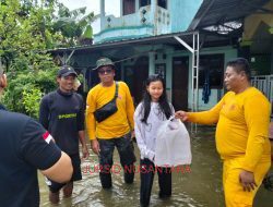 Bodyguard Srigala Nusantara Berbagi Ratusan Nasi Kotak Kepada Warga Terdampak Banjir di Kaliwungu Kudus