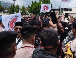 Massa Blokir Gerbang PN Pati Hingga Setengah Jam Dalam Sidang Botok dan Teguh Kasus Blokir Jalan 15 Menit