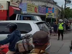 Mobil Kades Klemloko Kecamatan Godong Seruduk Warung, Satu Orang MD