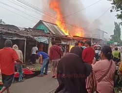 Si Jago Merah Lalap Pasar Gatak, 10 Kios  Ludes Terbakar