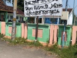 Jalan Desa Batursari Tergenang Bertahun-tahun, Warga Sindir Pemdes Lewat Aksi dan Banner