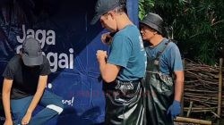 Pelari Ultramaraton Asal Prancis Bersihkan Sungai di Grobogan, Libatkan Siswa dan Warga Desa