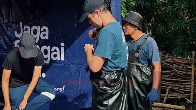 Pelari Ultramaraton Asal Prancis Bersihkan Sungai di Grobogan, Libatkan Siswa dan Warga Desa