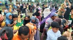 Ratusan Warga Desa Gamong Berebut Gunungan Hasil Bumi Dalam Rangka Sedekah Bumi