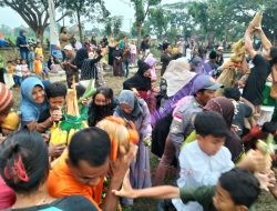 Ratusan Warga Desa Gamong Berebut Gunungan Hasil Bumi Dalam Rangka Sedekah Bumi