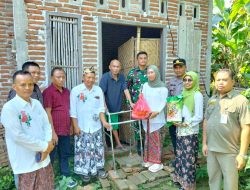 Wujud Kepedulian Masyarakat, Pemdes Kedungduwo Kudus Jenguk Warga Sakit dan Beri Bantuan