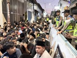 Ribuan Warga Mengantre Nasi Buka Luwur Kangjeng Sunan Kudus, Boleh Ambil Lebih Dari Satu Asalkan…