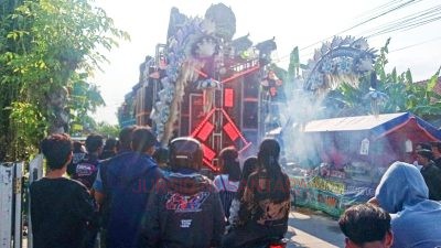Ribuan Doa Menggema, Haul Mbah Lo Kembali Satukan Warga Karangrowo dalam Kirab Budaya yang Penuh Makna