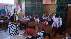 Unik Guru SD 5 Karangbener Kudus Berkostum Wayang di Hari Pertama Masuk Sekolah