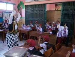 Unik Guru SD 5 Karangbener Kudus Berkostum Wayang di Hari Pertama Masuk Sekolah