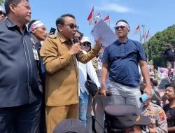 PANAS! Ratusan Peternak Ayam Pati Turun Jalan, Bawa Ingkung, Mandi Telur hingga Ayam-Telur Dibagikan dan Jadi Rebutan